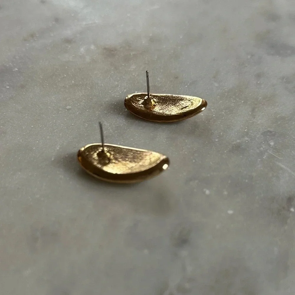 Vintage Earrings Gold Tone Black & Cream Enamel Studs